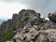 29 In cresta saliscendi tra massi e spuntoni rocciosi